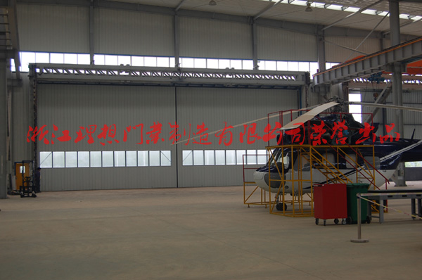機(jī)庫大門，機(jī)場消防隊(duì)車庫門
