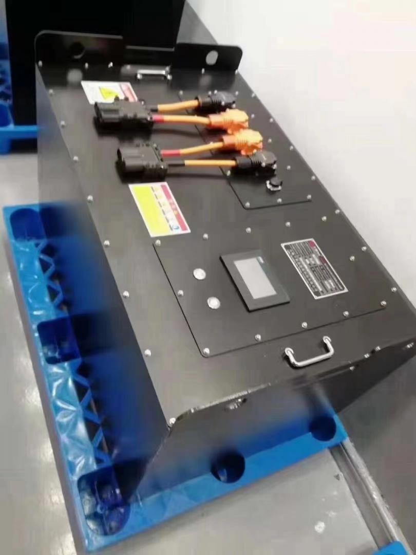 儲能、動力鋰電池組，廣泛應(yīng)用于 AGV車、電動叉車?？砂葱瓒ㄖ? width=